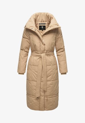 Beige vadderad lång kappa med hög krage, bälte i midjan och sidofickor; har en quiltad yta och dragkedjestängning.