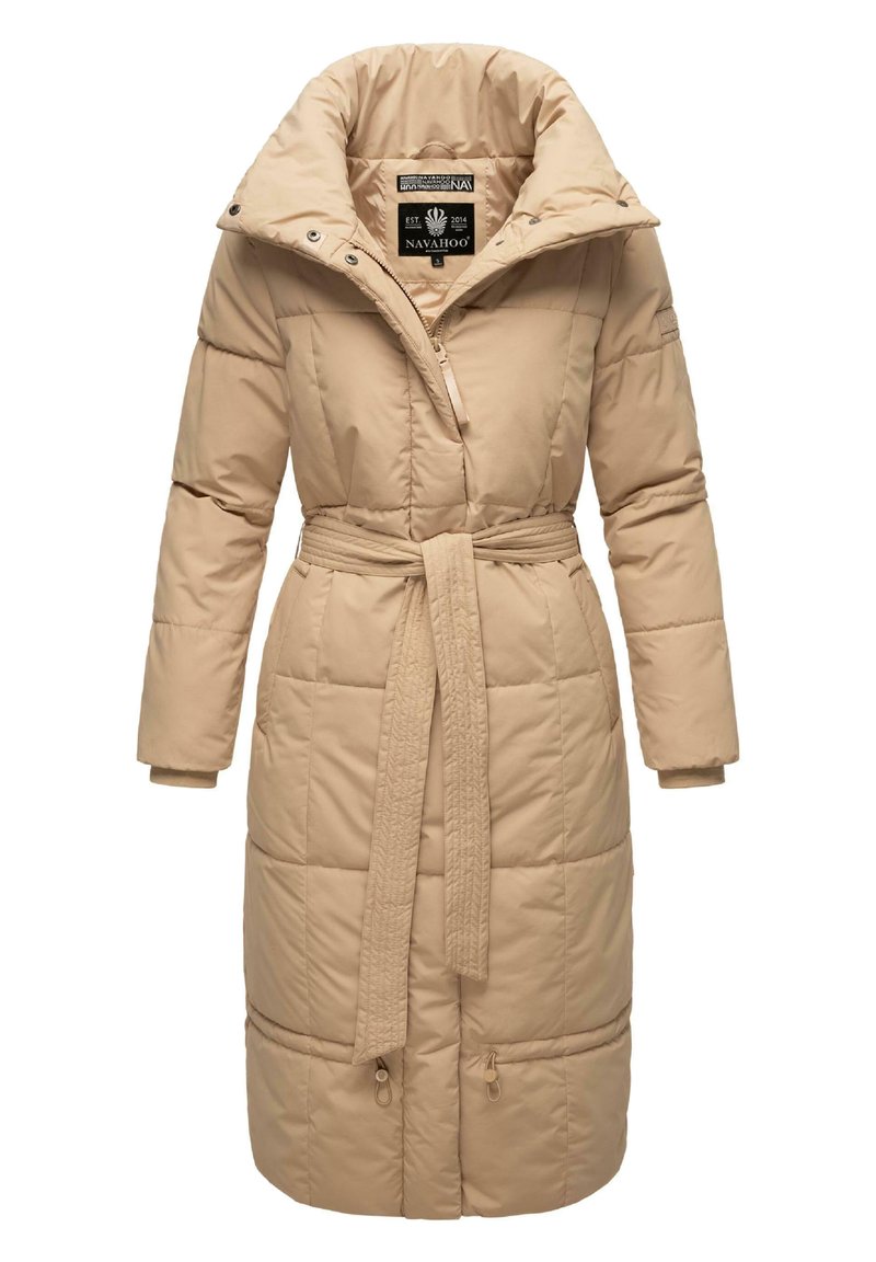 Manteau long rembourré beige avec un col haut, une taille ceinturée et des poches latérales ; il présente une texture matelassée et une fermeture éclair.