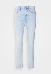 Jean en denim bleu clair avec une coupe slim, design à cinq poches et fermeture à bouton. Présente un léger délavage et une coupe droite.