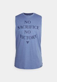 Débardeur de sport bleu avec le texte "NO SACRIFICE NO VICTORY" et un petit logo de taureau sous le texte, centré sur le devant.