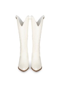 Botas de vaquero de cuero blanco con puntera puntiaguda, patrones de costura intrincados y un diseño superior en forma de V. Presentan cierres de cremallera y una superficie texturizada.
