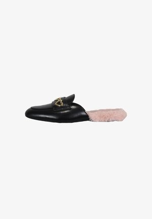 Pantofole slip-on in pelle nera con interno in pelliccia sintetica rosa, caratterizzate da un dettaglio in metallo dorato sulla parte anteriore e dalla punta arrotondata.