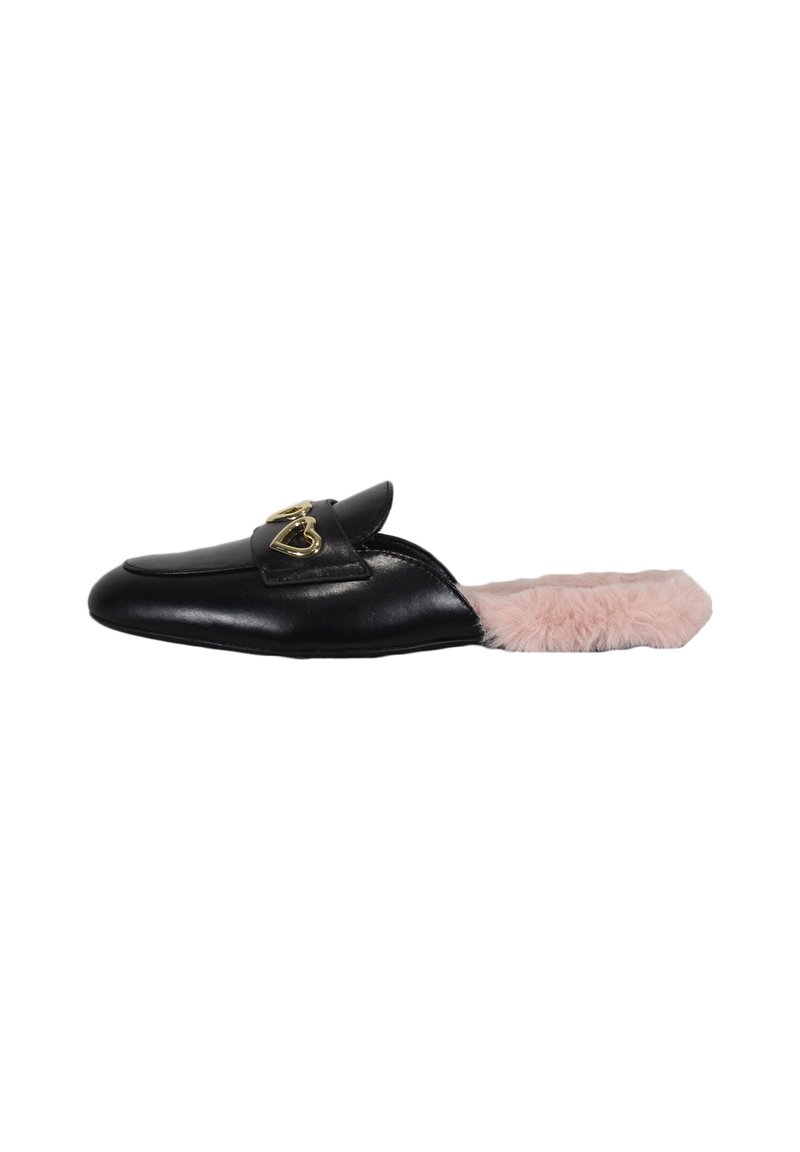 Pantofole slip-on in pelle nera con interno in pelliccia sintetica rosa, caratterizzate da un dettaglio in metallo dorato sulla parte anteriore e dalla punta arrotondata.