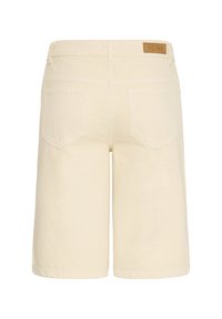 Beige knælange denimshorts med baglommer og et brunt "ICHI" mærke på linningen.