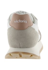 Sneaker bianca con un tallone in suede grigio e un accento in pelle rosa chiaro. Presenta una suola testurizzata e il logo "victoria" in rilievo sul tallone.