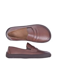 Mocassins marron en cuir sans lacets avec un bout arrondi et une semelle en caoutchouc noir, présentés en vues de dessus et de côté.