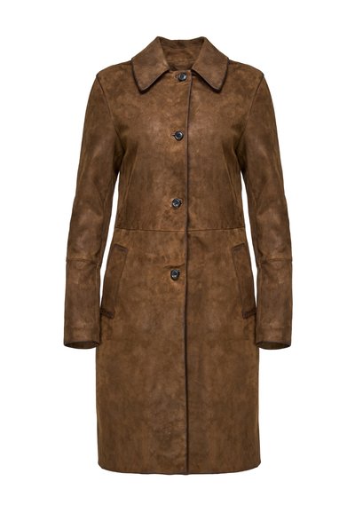 Manteau marron en daim à longueur genou avec manches longues, quatre boutons sur le devant, deux poches latérales et un col pointu.