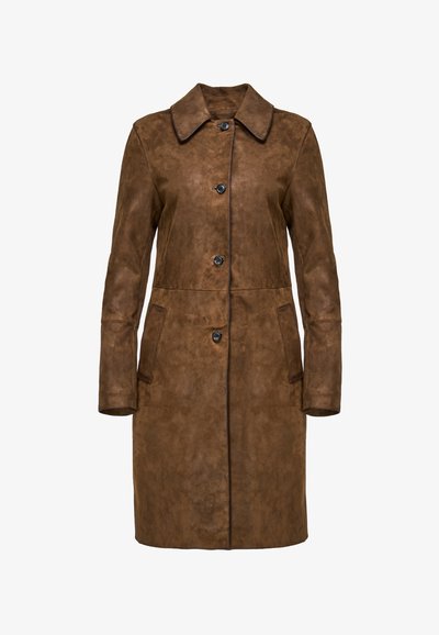 Manteau marron en daim à longueur genou avec manches longues, quatre boutons sur le devant, deux poches latérales et un col pointu.