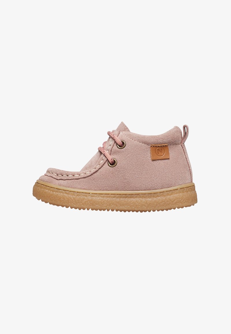 Scarpa alla caviglia in suede rosa chiaro con suola in gomma marrone chiaro, punta rotonda, lacci rosa e una piccola patch con logo marrone sul lato.