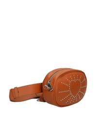 Tan leren schoudertas in ovale vorm, versierd met zilveren studs in een zonnestraalpatroon, met een ritsluiting en een verstelbare schouderriem.