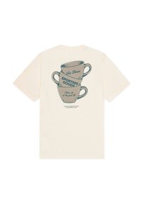 Εκρού βαμβακερό t-shirt με γραφικό στοιχείο από στοιβαγμένα φλιτζάνια, με το κείμενο "Les Deux" και "SPORTING GOODS" σε τιρκουάζ χρώμα. Απαλή υφή και άνετη εφαρμογή.