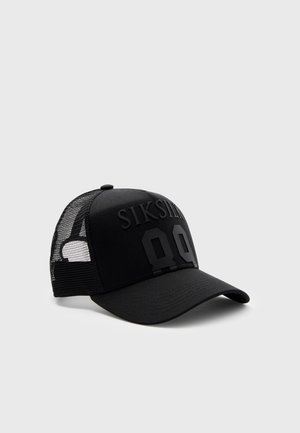 Zwarte baseballpet van mesh met gebogen klep, met het reliëf "SIKSILK" en het nummer "99" op het voorpaneel.
