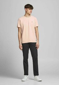 Jack & Jones PREMIUM JPRBLAHARDY TEE CREW NECK - Camiseta básica - peach whip
