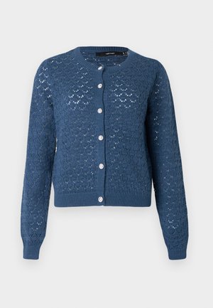 Πλεκτή μπλε ζακέτα με δαντελένιο μοτίβο, στρογγυλή λαιμόκοψη, μακριά μανίκια και πέντε ασημένια κουμπιά στο μπροστινό μέρος. Ριμπ τελείωμα και μανσέτες.