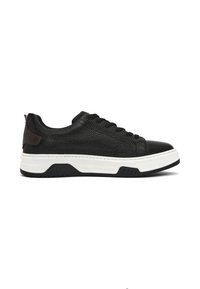 Sneaker in pelle nera con superficie testurizzata, dotato di una suola intermedia bianca, suola nera e un accento di pelle marrone sul tallone. Design con lacci.