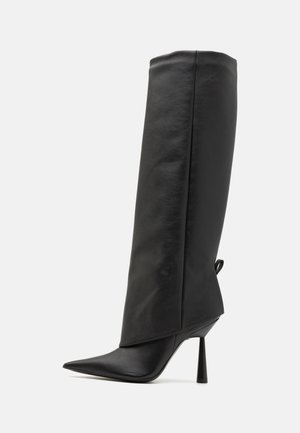 Čierne kožené čižmy na vysokom opätku s špicatými prstami, vysokým zvrškom a elegantným povrchom. Obsahujú malý detail vo forme pútka na zadnej strane.