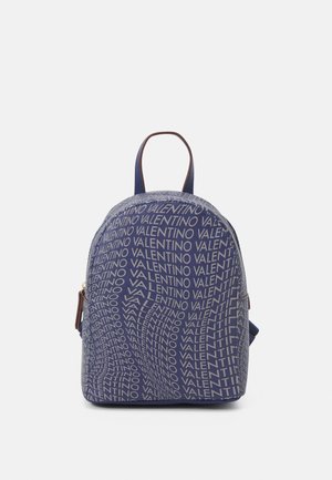 Zaino in tessuto blu navy caratterizzato da un motivo a logo "Valentino" ripetuto, forma curva, dettagli in pelle marrone e una maniglia superiore per il trasporto.