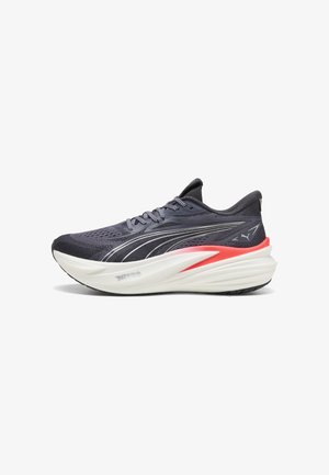 Chaussure de course gris foncé avec semelle épaisse blanche et corail, tige en mesh et logo Puma argenté sur le côté et au talon.