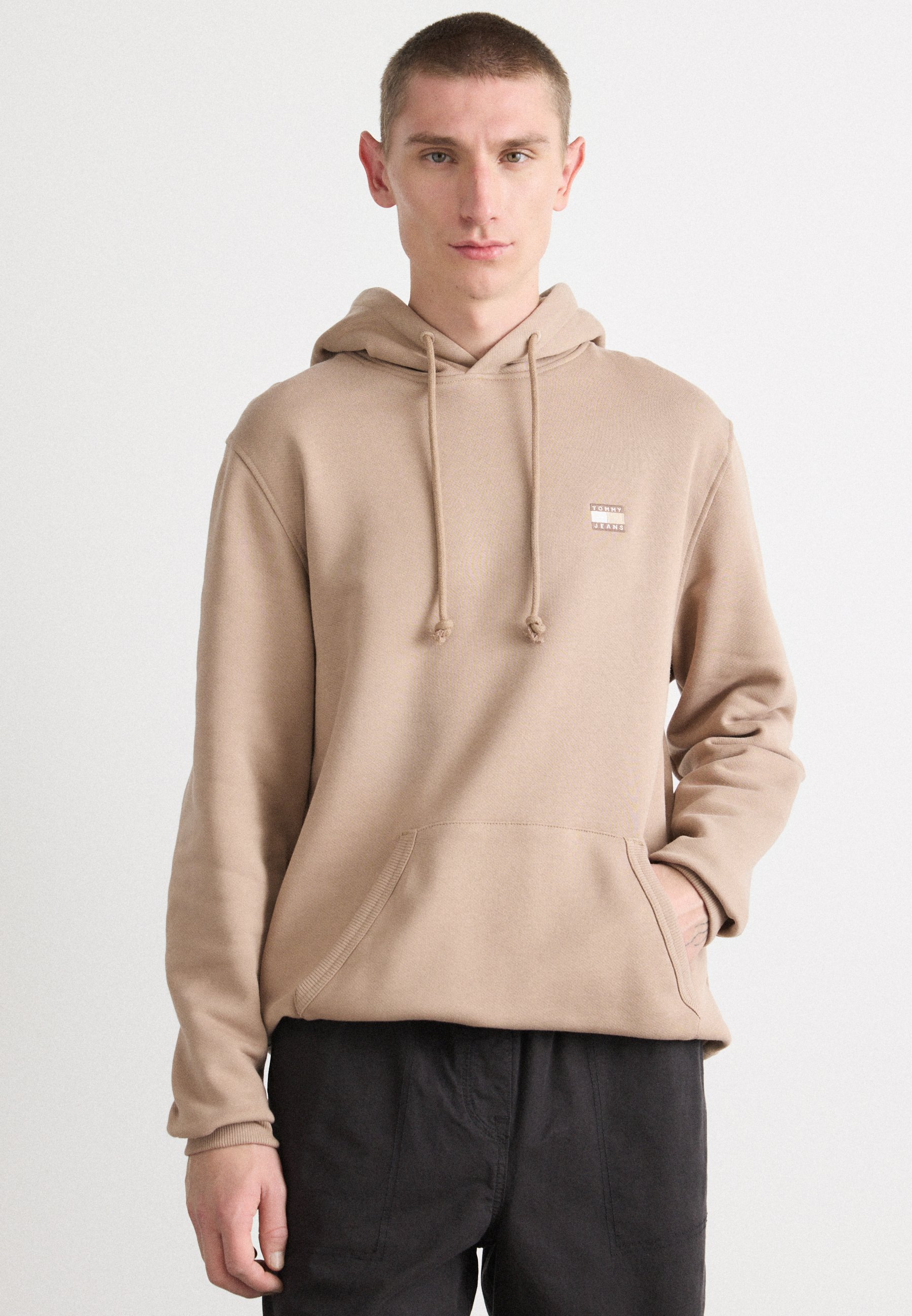 Tommy Jeans BADGE HOODIE Sweatshirt coastal taupe tonal/brown