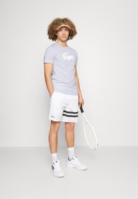 Lacoste Sport BIG LOGO - T-shirt desportiva - silver chine/white