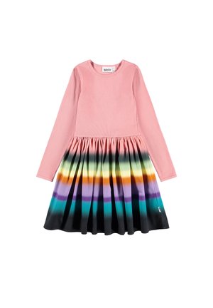 Langärmeliges pinkes Kleid mit gerafftem Rock und horizontalen Regenbogenstreifen in Türkis, Lila, Orange, Gelb und Schwarz.
