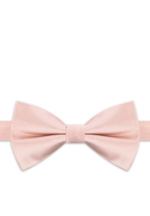 Jasnoróżowa muszka wykonana z gładkiej tkaniny, umieszczona na regulowanym pasie w tym samym kolorze na białym tle.