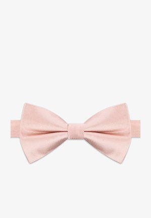 Jasnoróżowa muszka wykonana z gładkiej tkaniny, umieszczona na regulowanym pasie w tym samym kolorze na białym tle.