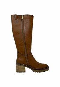 Bota de cuero marrón hasta la rodilla con una cremallera lateral, tacón apilado y suela texturada. Presenta una punta redonda y sutiles acentos de costura.