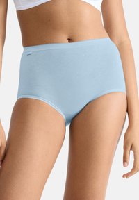 Mutandine alte in blu chiaro con una texture liscia, bordo arrotondato e design minimalista. Realizzate in materiale morbido ed elastico per garantire comfort.