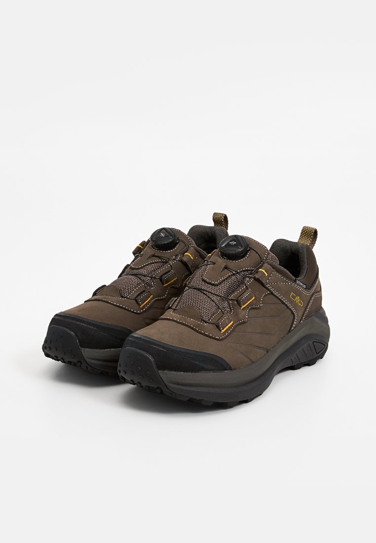 Chaussures de randonnée marron avec une semelle en caoutchouc, un dessus en maille et en synthétique, dotées d'un système de laçage rapide, d'un tissu texturé et de subtils accents orange.