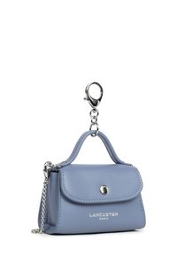 Piccolo portachiavi in pelle blu con bottone argento, catena e gancio a moschettone, con il marchio "Lancaster Paris" sul davanti.