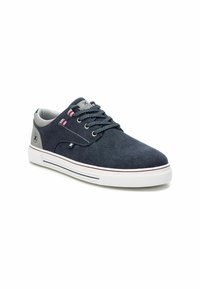 Zapatillas de lona navy con acentos grises, suela blanca, puntera redonda, diseño con cordones y detalles en rojo y blanco en la lengüeta.