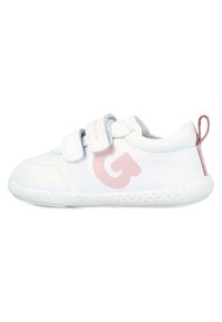 Zapatilla blanca con parte superior texturizada, dos correas de Velcro, un logo gráfico en rosa en el costado y una suela de goma con pequeñas perforaciones.