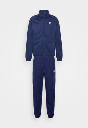 Chándal azul marino hecho de una tela suave y ligera. Incluye una chaqueta con cremallera y cuello alto, y pantalones con cintura elástica a juego.