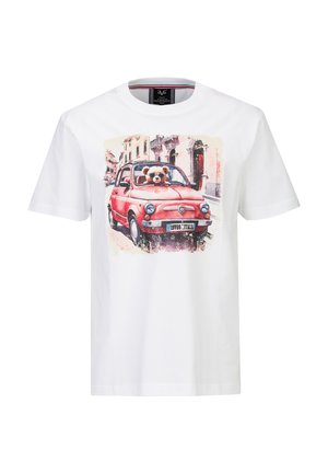 Weißes T-Shirt mit einem Aufdruck eines roten Oldtimers, in dessen Fahrersitz ein Teddybär mit Sonnenbrille auf einer Stadtstraße sitzt.