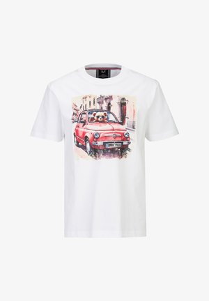 T-shirt blanc avec une impression d'une voiture vintage rouge et un ours en peluche portant des lunettes de soleil assis sur le siège du conducteur dans une rue de la ville.