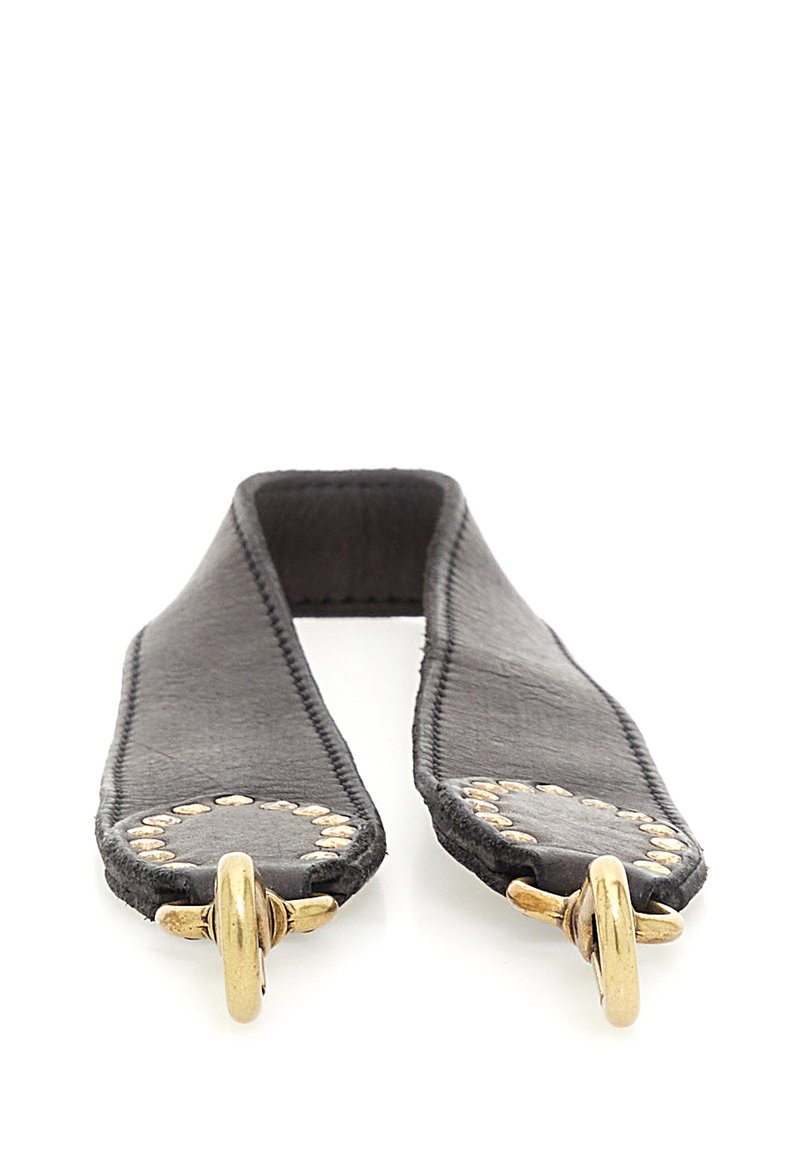 Cinturino in pelle nera con una texture liscia, dotato di accessori in metallo dorato e dettagli con borchie circolari lungo i bordi.