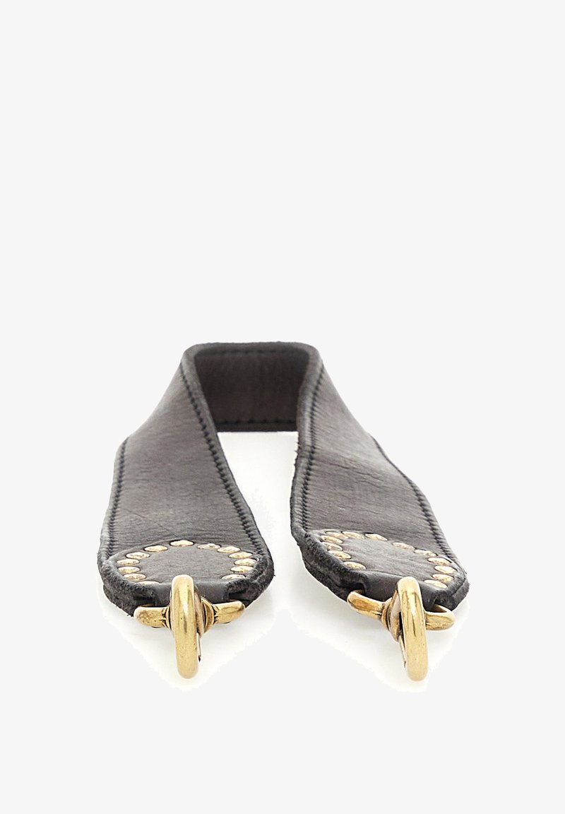 Cinturino in pelle nera con una texture liscia, dotato di accessori in metallo dorato e dettagli con borchie circolari lungo i bordi.