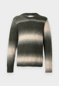 Maglione a righe verdi e crema con una finitura testurizzata e soffice. Presenta un collo rotondo e maniche lunghe; il motivo ombre sfuma da scuro a chiaro.