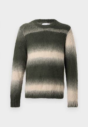 Žalias ir smėlinis dryžuotas megztinis su tekstūruotu, pūkuotu paviršiumi. Turi apvalią iškirptę ir ilgomis rankovėmis; ombre raštas pereina iš tamsios į šviesią.