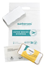 Custodia per occhiali bianca con bordi curvi e etichetta gialla, posizionata su una borsa bianca con testo turchese e logo che recita "sunheroes."