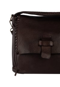 Brun läderväska med strukturerad yta, flätad handtag och rektangulär form. Har ett främre lock med en dekorativ remknäppning.