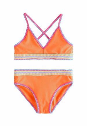 Oranger zweiteiliger Badeanzug mit rosa-blauem Zickzackbesatz, mit gekreuztem Rückengurt und gemusterten Taillenbändern.