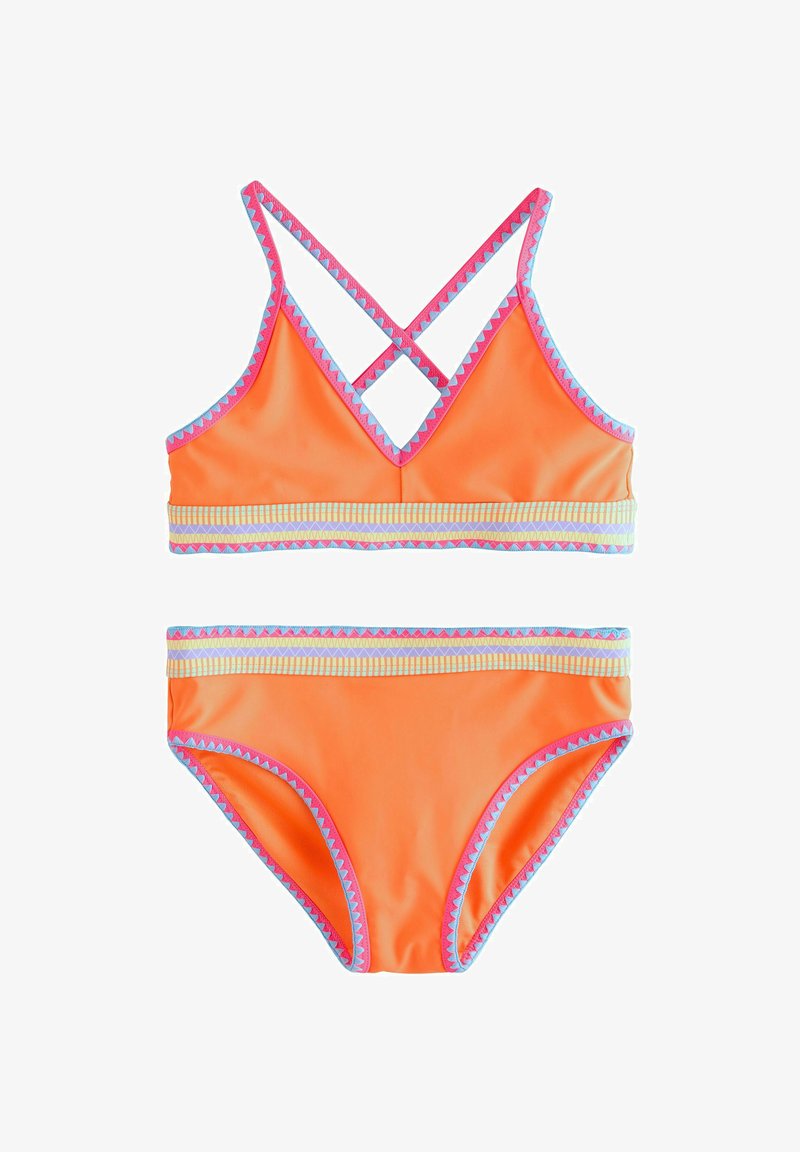 Maillot de bain deux pièces orange avec bordure en zigzag rose et bleu, comportant une bretelle arrière croisée et des bandes à motifs à la taille.