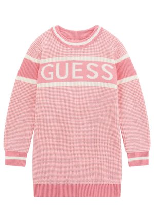 Różowy sweter z dzianiny z długim rękawem, białymi paskami i napisem "GUESS" na piersi, z prążkowanym kołnierzem, mankietami i dołem.