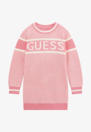 Pull en maille rose à manches longues avec des rayures blanches et le texte "GUESS" sur la poitrine, col, poignets et ourlet côtelés.