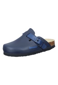 Zoccoli blu navy realizzati in materiale sintetico liscio. Presentano una fascia larga con fibbia e un plantare in sughero, sostenuto da una suola nera testurizzata.