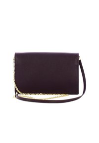 Pochette en cuir violet avec une surface texturée, une bandoulière chaîne en or et une forme rectangulaire fine. Conception à rabat pliant.