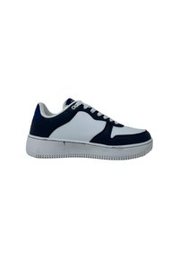 Sneaker bianco e blu navy con finitura in pelle liscia, lacci piatti, suola spessa bianca e punta arrotondata. Presenta dettagli di design minimal.