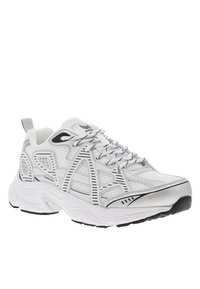 Zapatilla deportiva blanca con parte superior de malla, acentos sintéticos, diseñada con patrones en líneas negras, suela acolchada y suela exterior de goma texturizada.